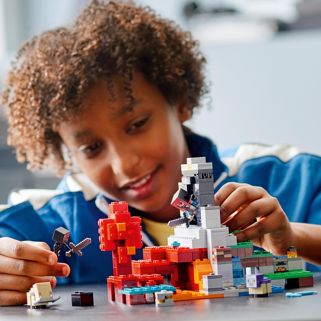 Zestaw klocków LEGO Minecraft Zniszczony portal 316 elementów (21172) - obraz 3