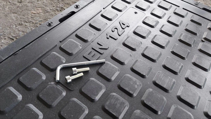 Люк каналізаційний квадратний 740*740 мм садовий з замком чорний