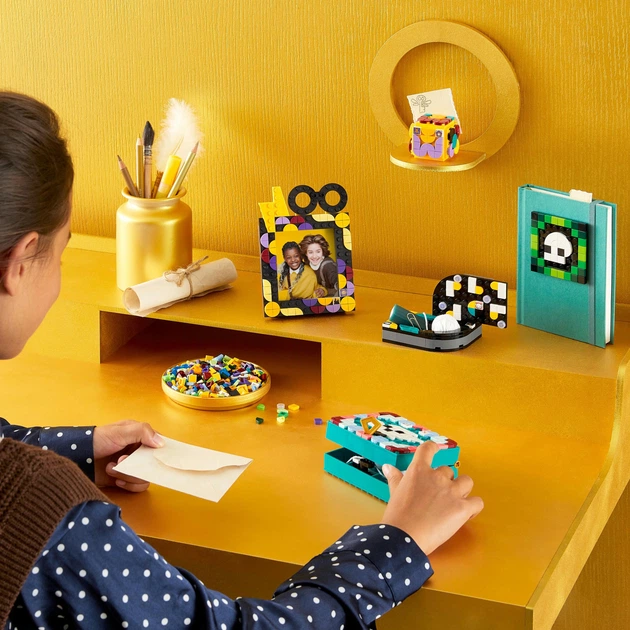 Конструктор LEGO DOTs Гоґвортс. Настільний комплект 856 деталей (41811) - Фото 6 Конструктор LEGO DOTs Гоґвортс. Настільний комплект 856 деталей (41811) - зображення 6