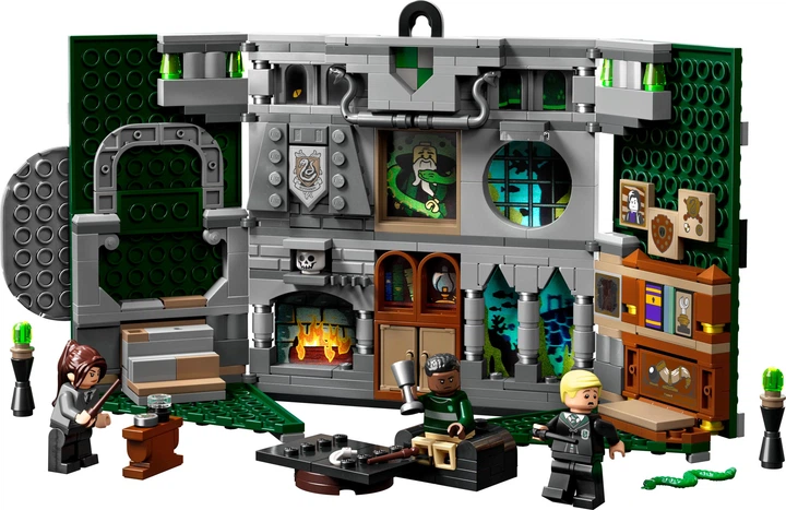 Zestaw klocków LEGO Harry Potter Flaga Slytherinu 349 elementów (76410) - obraz 2