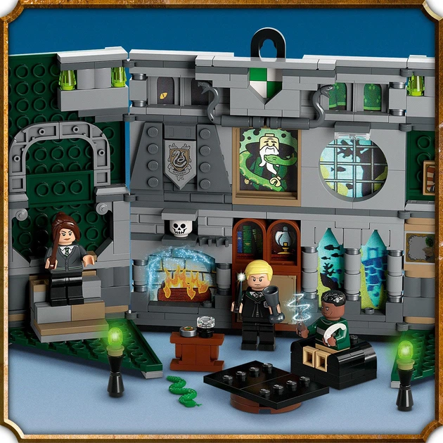 Zestaw klocków LEGO Harry Potter Flaga Slytherinu 349 elementów (76410) - obraz 3