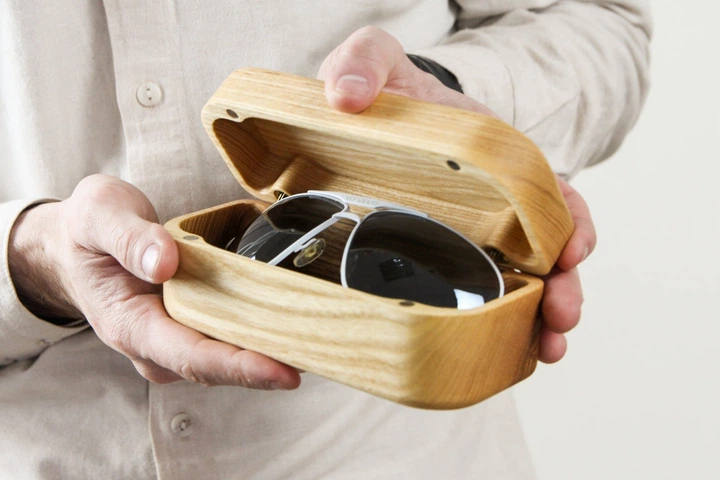 Коробочка для зберігання сонцезахисних окулярів "Sunglass Box" з деревини дуба , органайзер для окулярів MDA 16х6,5х6,5 см (WDC-7.2) - Фото 2 Коробочка для зберігання сонцезахисних окулярів "Sunglass Box" з деревини дуба , органайзер для окулярів MDA 16х6,5х6,5 см (WDC-7.2) - изображение 2