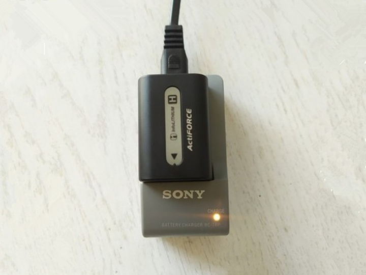 Комплект: Sony Аккумулятор NP-FH50 6.8V + зарядное устройство Черный (1011-391-00) - Фото 3 Комплект: Sony Аккумулятор NP-FH50 6.8V + зарядное устройство Черный (1011-391-00) - изображение 3