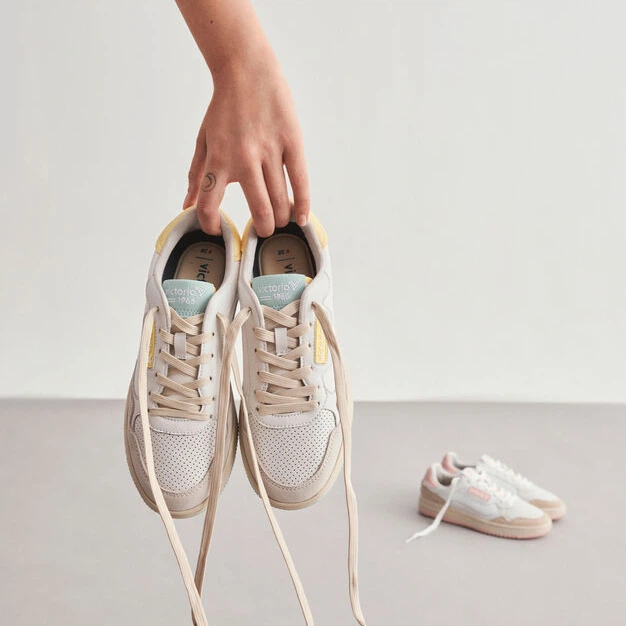 Sneakersy damskie skórzane Victoria 8800106-50 36 24 cm Białe (8433101214830) - obraz 5