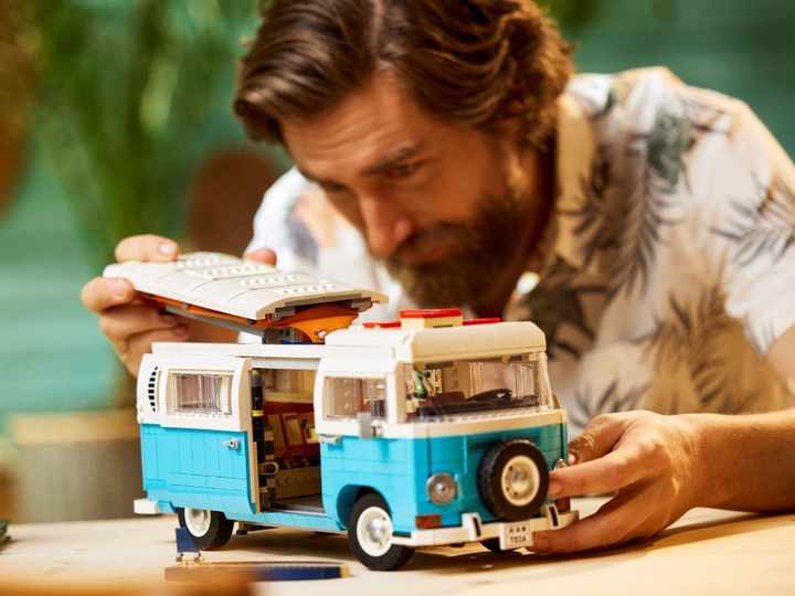 Конструктор LEGO Creator Expert Фургон Volkswagen T2 2207 деталей (10279) - зображення 6