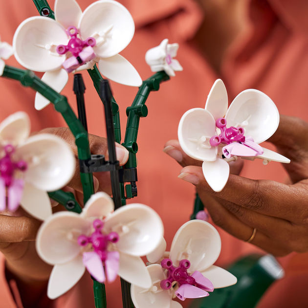 Zestaw klocków LEGO Icons Orchidea 608 elementów (10311) - obraz 6