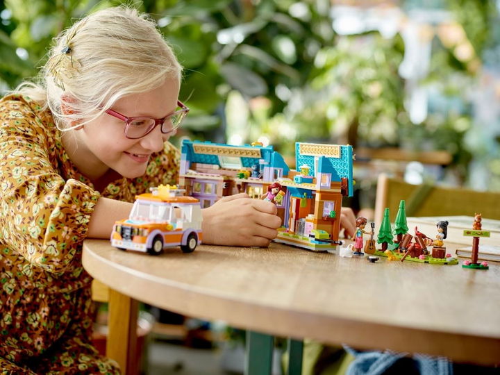 Zestaw klocków LEGO Friends Mały mobilny domek 785 elementów (41735) - obraz 6
