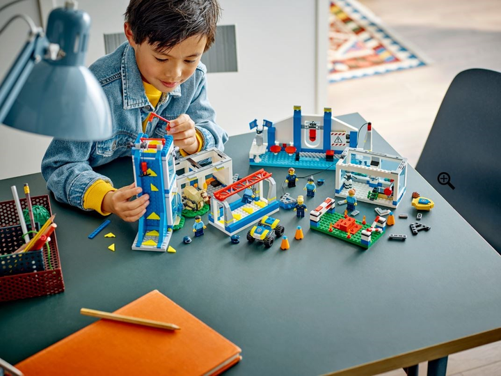 Zestaw klocków LEGO City Akademia policyjna 823 elementy (60372) - obraz 6