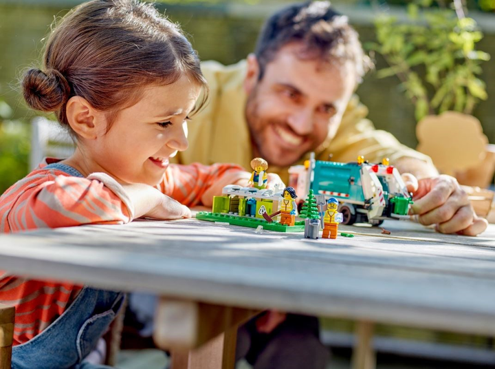 Zestaw klocków LEGO City Ciężarówka recyklingowa 261 element (60386) - obraz 7