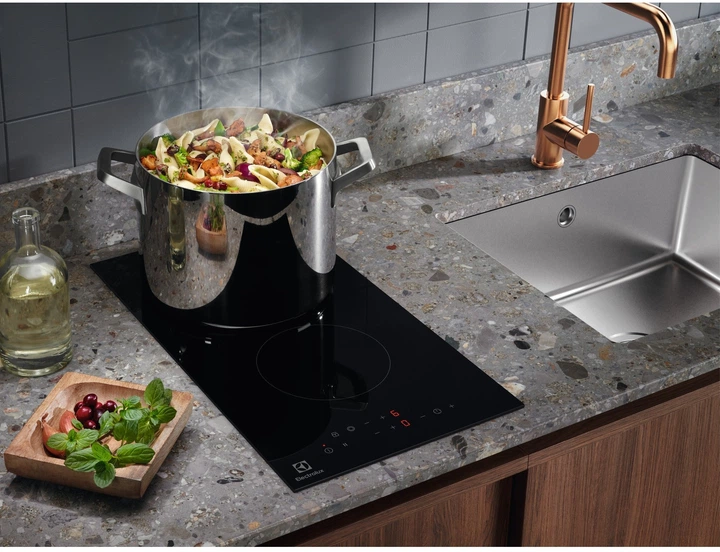 Варильна поверхня електрична Electrolux LHR3233CK - зображення 3