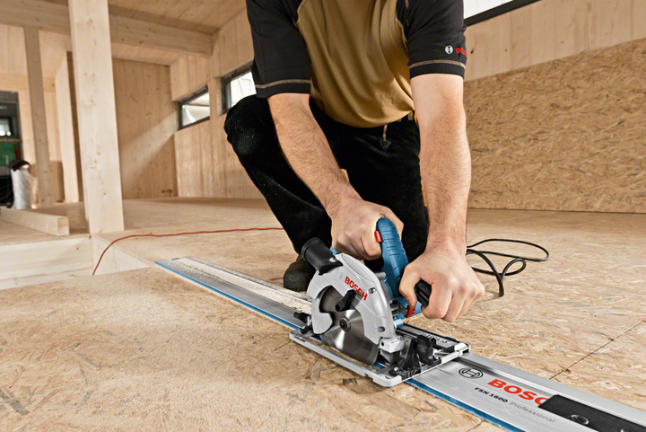 Циркулярная пила Bosch Professional GKS 55+ GCE,1300 вт, 63 мм глубина реза + диск Standard for Wood speed (0601682100) - Фото 11 Циркулярная пила Bosch Professional GKS 55+ GCE,1300 вт, 63 мм глубина реза + диск Standard for Wood speed (0601682100) - изображение 11