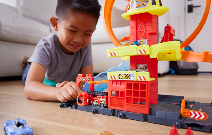 Zestaw do gry Hot Wheels Super pętla z remizą strażacką (HKX41) - obraz 4