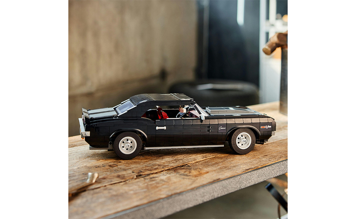 Zestaw klocków LEGO Icons Chevrolet Camaro Z28 1456 elementów (10304) - obraz 5