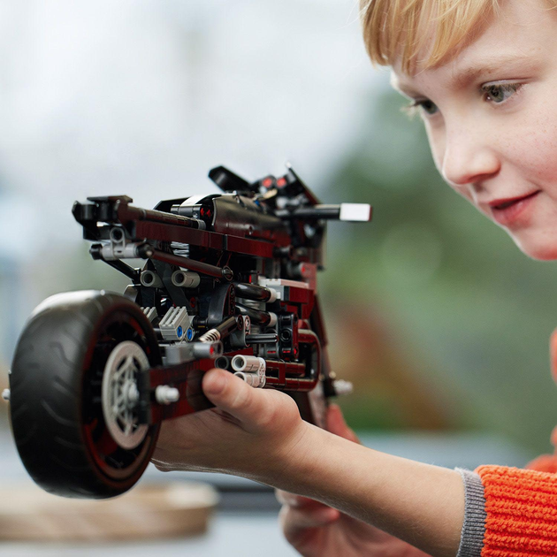 Zestaw klocków LEGO Technic Batman: Batmotor 641 element (42155) - obraz 5