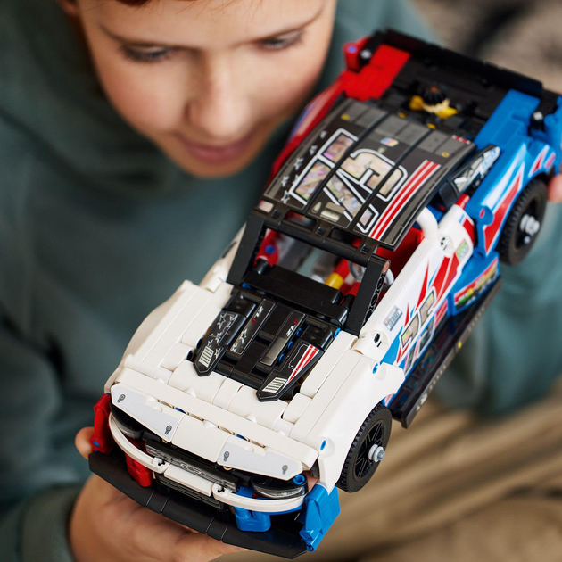 Конструктор LEGO Technic NASCAR Next Gen Chevrolet Camaro ZL1 672 деталі (42153) - зображення 5