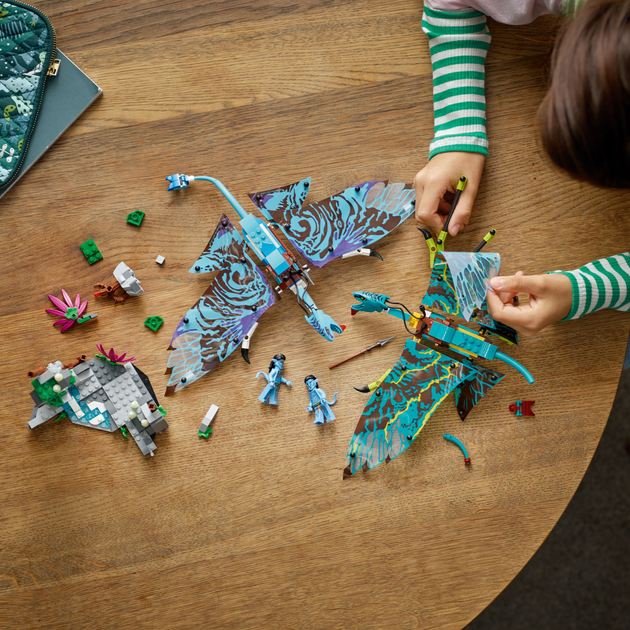 Zestaw klocków LEGO Avatar Pierwszy lot na zmorze Jake’a i Neytiri 572 elementy (75572) - obraz 5