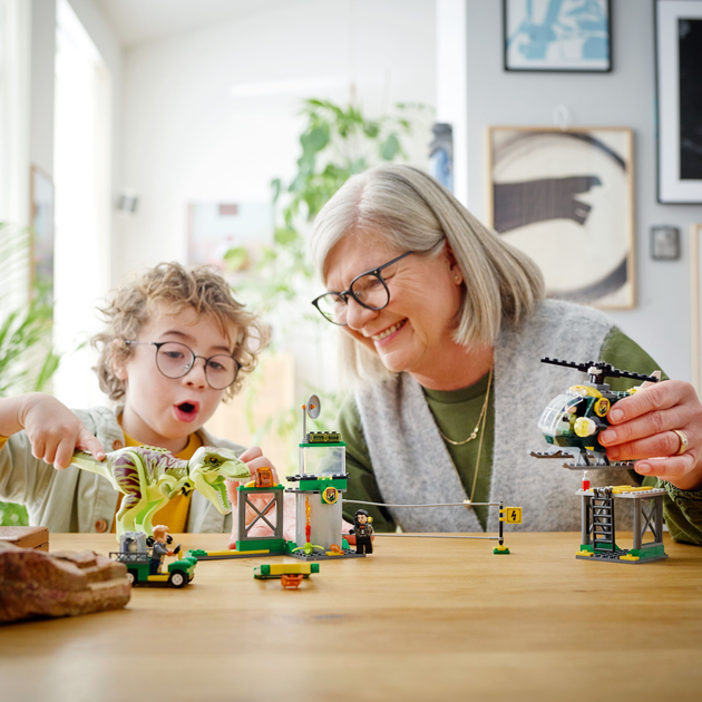 Zestaw klocków LEGO Jurassic World Ucieczka tyranozaura 140 elementów (76944) - obraz 3