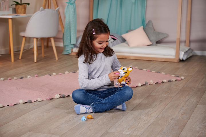 Ігровий набір Simba "Pamper Petz Тигреня" що п'є і писає з кольоровою лапкою 3 аксесуарів-сюрпризу (5953575) - зображення 10