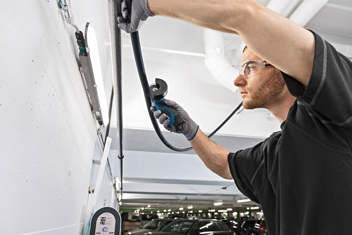 Аккумуляторная угловая шлифмашина Bosch Professional GWS 12V-76, 2 x GBA 12V3.0Ah аккумуляторы, зарядное устройство GAL 12V-40, L-boxx 102 + 3 диска (06019F200B) - изображение 15