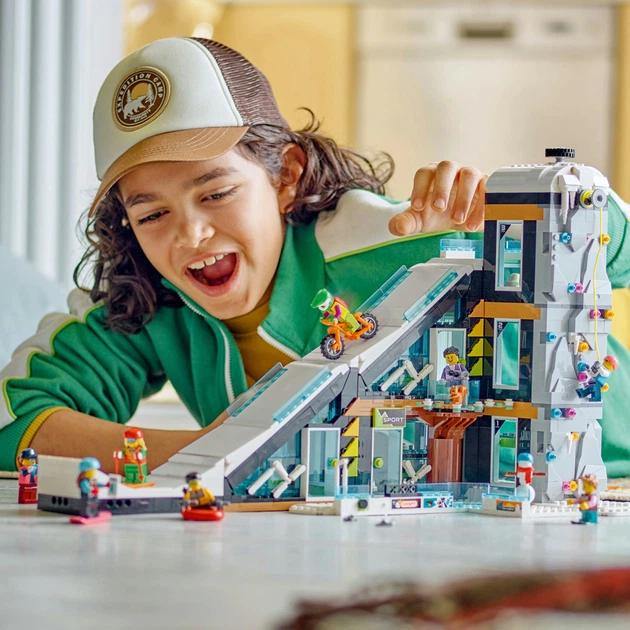 Конструктор LEGO City Горнолыжный и скалолазный центр 1045 деталей