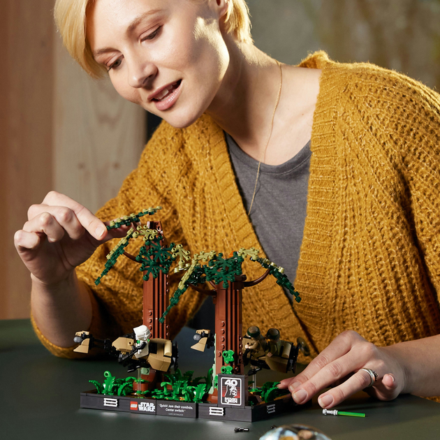 Конструктор LEGO Star Wars Діорама Погоня на спідері на Ендорі 608 деталей (75353) - зображення 6