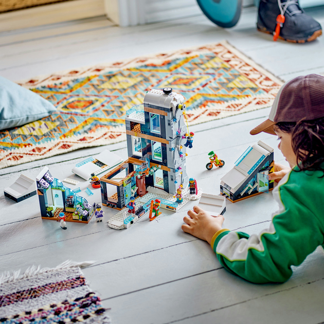 Конструктор LEGO City Гірськолижний і скелелазний центр 1045 деталей (60366) - зображення 4