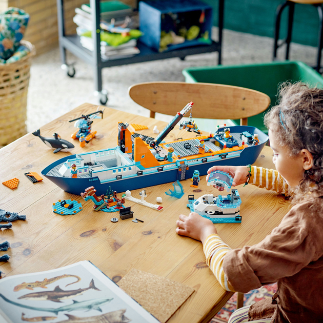 Zestaw klocków LEGO City Łódź badacza Arktyki 815 elementów (60368) - obraz 4