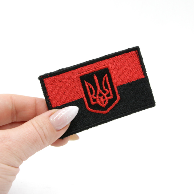 Вышитый шеврон флаг УПА с гербом Украины, нашивка-патч красно-черный 4х7см, шеврон ЗСУ с Тризубом топ - изображение 1