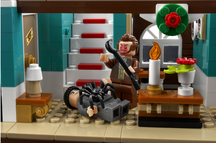 Zestaw klocków LEGO Ideas Home Alone 3955 elementów (21330) - obraz 10