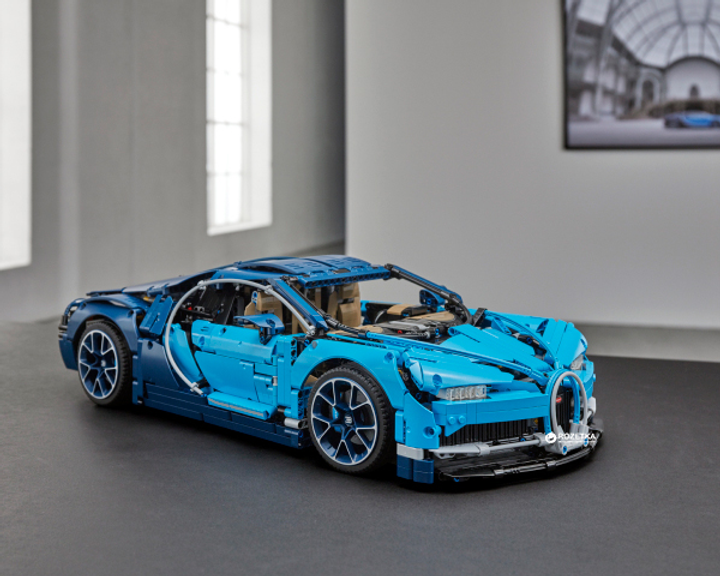 Конструктор LEGO Technic Bugatti Chiron 3599 деталей (42083