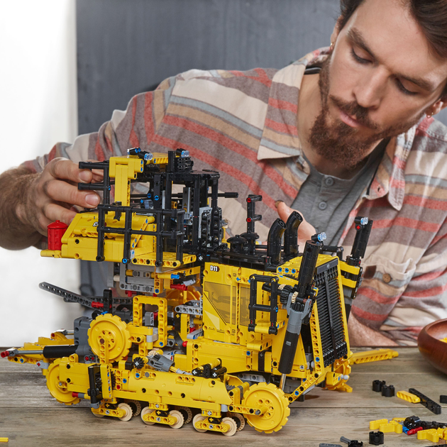 Конструктор LEGO Technic Бульдозер Cat D11 на пульті керування 3854 деталі (42131) - зображення 4