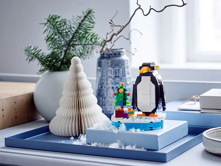 Конструктор LEGO Iconic Різдвяний пінгвін 244 деталі (40498) - зображення 4