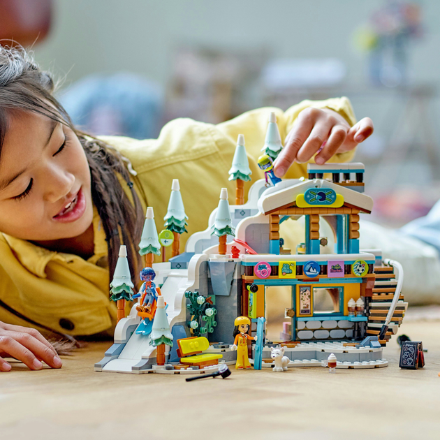 Zestaw klocków LEGO Friends Stok narciarski i kawiarnia 980 elementów (41756) - obraz 6