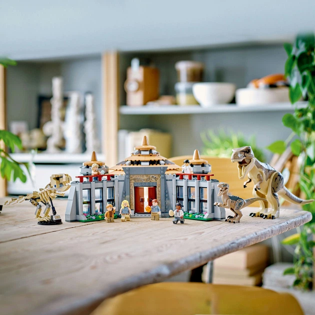 Конструктор LEGO Центр відвідувачів: Атака тиранозавра й раптора 693 деталі (76961) - зображення 3