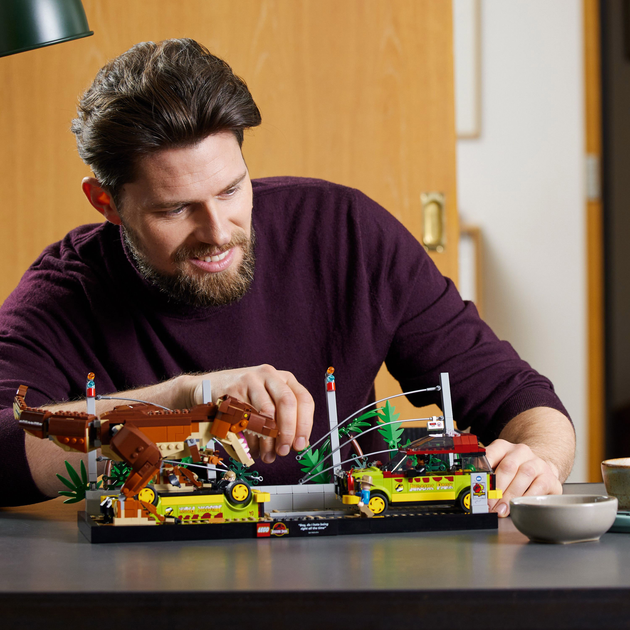 Zestaw klocków LEGO Jurassic World Tyranozaur na wolności 1212 elementów (76956) - obraz 5