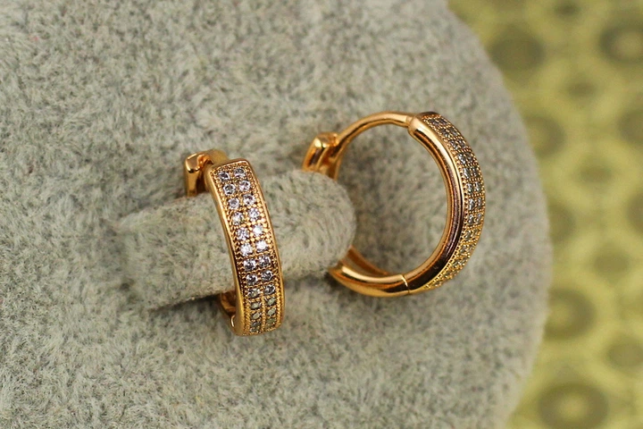 Сережки Xuping Jewelry кільця з камінням бортики по краях 1.5 см золотисті - Фото 2 Сережки Xuping Jewelry кільця з камінням бортики по краях 1.5 см золотисті - зображення 2