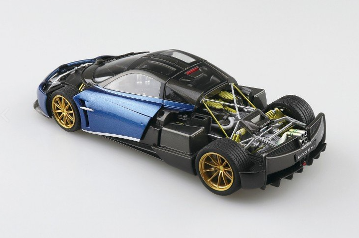 Сборная модель 1/24 автомобиль 2016 года Pagani Huayra Pacchetto Tempesta Super Aoshima 06238 - изображение 2