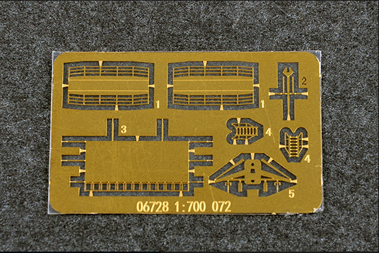 Збірна модель 1/700 військовий корабель PLA Navy Type 072A LST Trumpeter 06728 - зображення 3