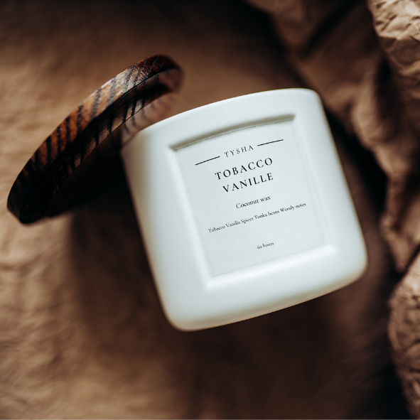Ароматическая свеча Tobacco Vanille by TYSHA, 320 мл, белая - Фото 4 Ароматическая свеча Tobacco Vanille by TYSHA, 320 мл, белая - изображение 4