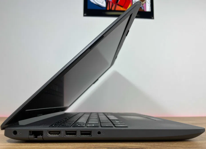 Ноутбук HP 255 G7 / 15.6" TN / AMD Ryzen 3 2200U (2 (4) ядра по 2.5 - 3.4 GHz) / 8GB DDR4 / 1 TB HDD / AMD Radeon Vega 3 / WebCam / Windows 10 Pro Lic б/в - зображення 6