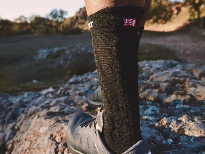 Высокотехнологические беговые безшовные носки Pro Racing Socks V4.0 Trail, Black/Red, T4 (44-47) 