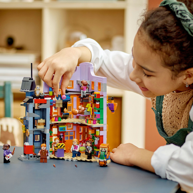 Zestaw klocków LEGO Harry Potter Ulica Pokątna: Magiczne dowcipy Weasleyów 834 elementy (76422) - obraz 3