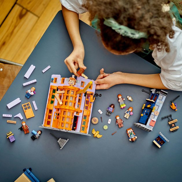 Zestaw klocków LEGO Harry Potter Ulica Pokątna: Magiczne dowcipy Weasleyów 834 elementy (76422) - obraz 5