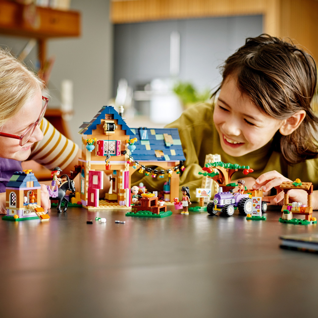 Zestaw klocków LEGO Friends Ekologiczna farma 826 elementów (41721) - obraz 3