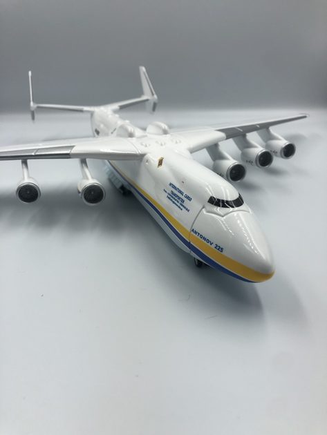 Antonov　AN-225　Mriya　1/200スケール Official license model of ANTONOV® An-225 Mriya. Scale 1/200
