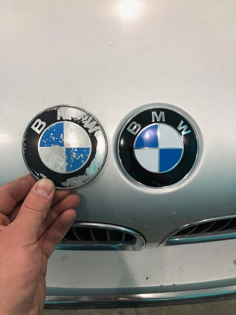 Емблема BMW 82 мм на капот або багажник, значок БМВ 51148132375 з втулками - изображение 3
