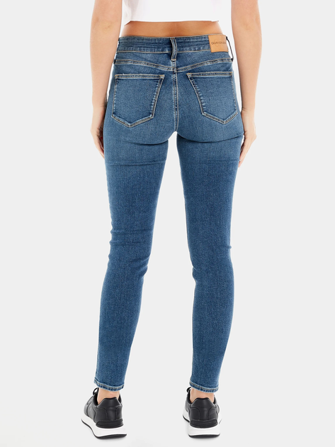 Джинси жіночі Calvin Klein Jeans J20J221581-1BJ W28L30 Темно-блакитні (8720107892460) - зображення 2