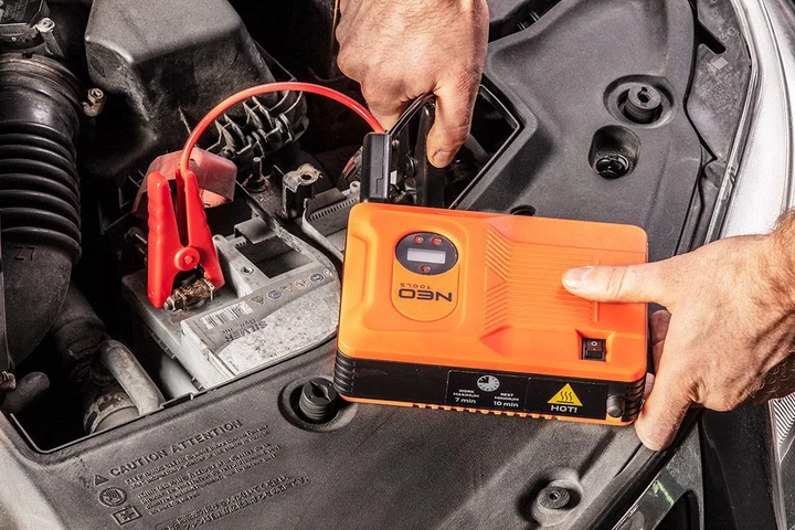 Urządzenie rozruchowe NEO Tools Jumpstarter 14000 mAh 400 A kompresor latarka 11-997 (5907558452242) - obraz 11