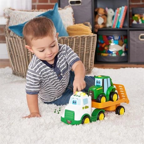 Ciągnik i traktor Tomy John Deere ze światłami i dźwiękiem (0036881472070) - Zdjęcie 6 Ciągnik i traktor Tomy John Deere ze światłami i dźwiękiem (0036881472070) - obraz 6