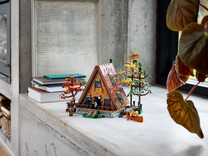 Zestaw klocków LEGO Ideas Chatka w kształcie litery A 2082 elementy (21338) - obraz 10